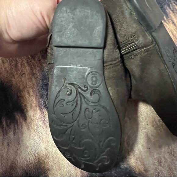 Falls Creek Soft Brown Ruffled Side Booties Baby Girls Size 6 - Picture 9 of 9